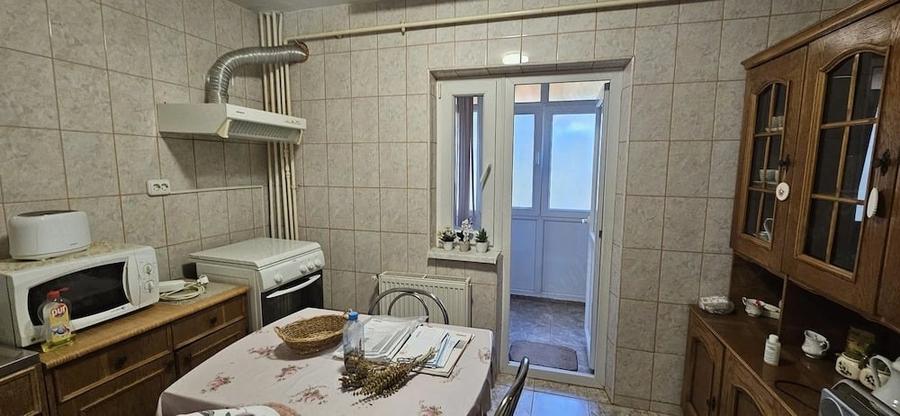Apartament cu 3 camere decomandat, mobilat în Rovine