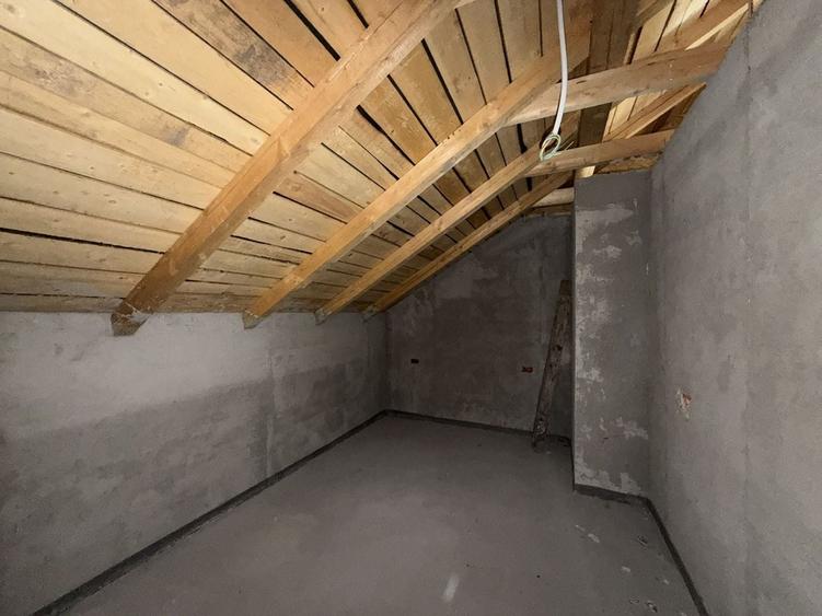 Casă individuală cu 6 camere cu Canalizare în Sud