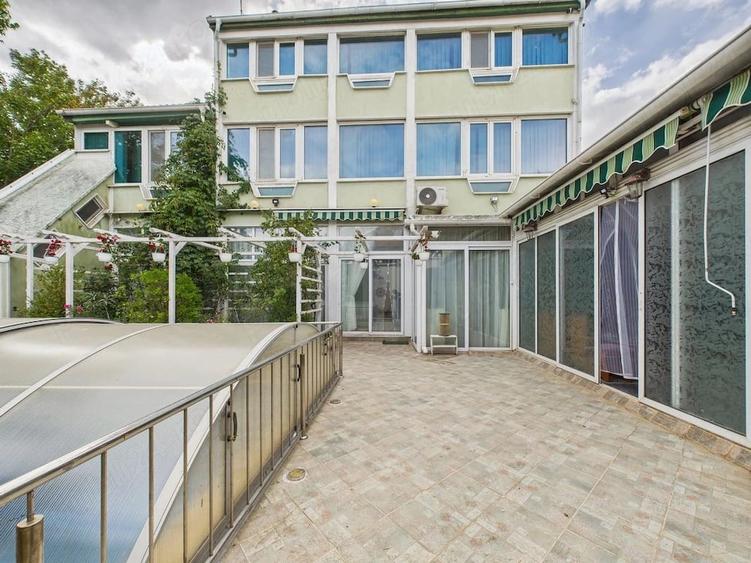 Casă cu 10 camere cu Teren 601 Mp în Central