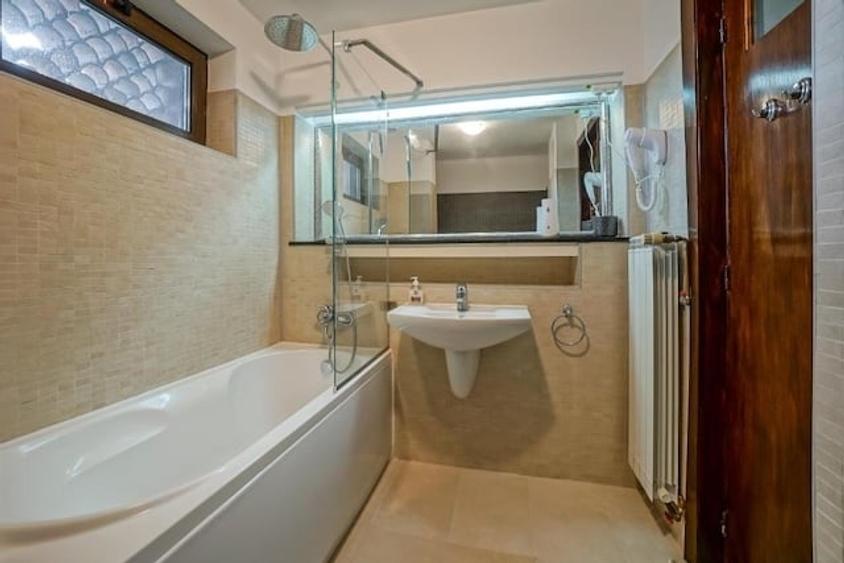 Apartament cu 5 camere semidecomandat în Unirii