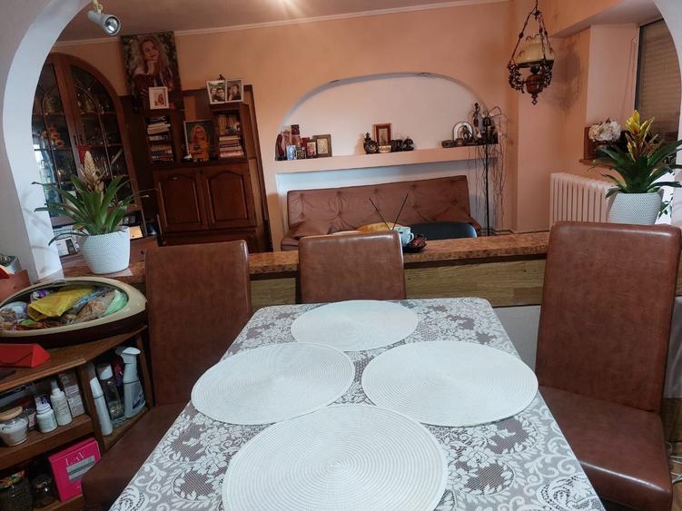 Apartament cu 3 camere decomandat în Bora