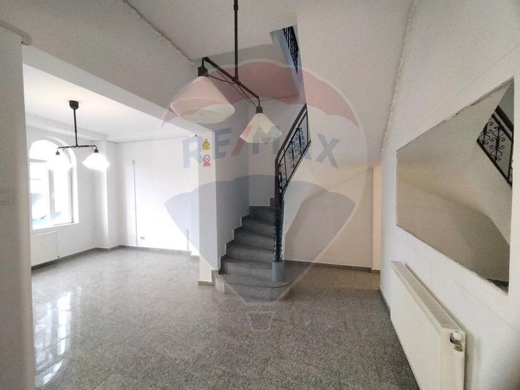 Casă individuală cu 7 camere cu Teren 212 Mp în Eminescu
