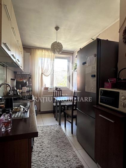 Apartament cu 3 camere semidecomandat, mobilat în Central