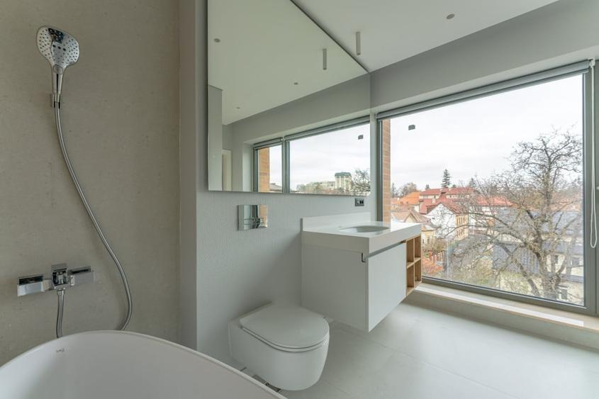 Apartament cu 3 camere decomandat, mobilat în Central