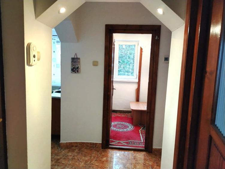 Apartament cu 3 camere decomandat în Est