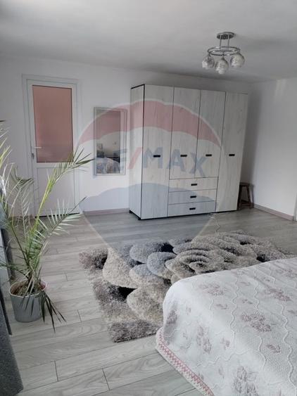 Casă individuală cu 6 camere cu Teren 3275 Mp în Periferie