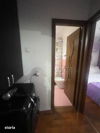 Apartament cu 3 camere decomandat în Craiovița Nouă