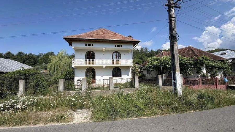 Casă individuală cu 5 camere cu Teren 1380 Mp în Costești