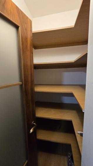 Apartament cu 4 camere semidecomandat în Tei