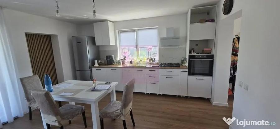 Casă cu 4 camere cu Teren 497 Mp în Central