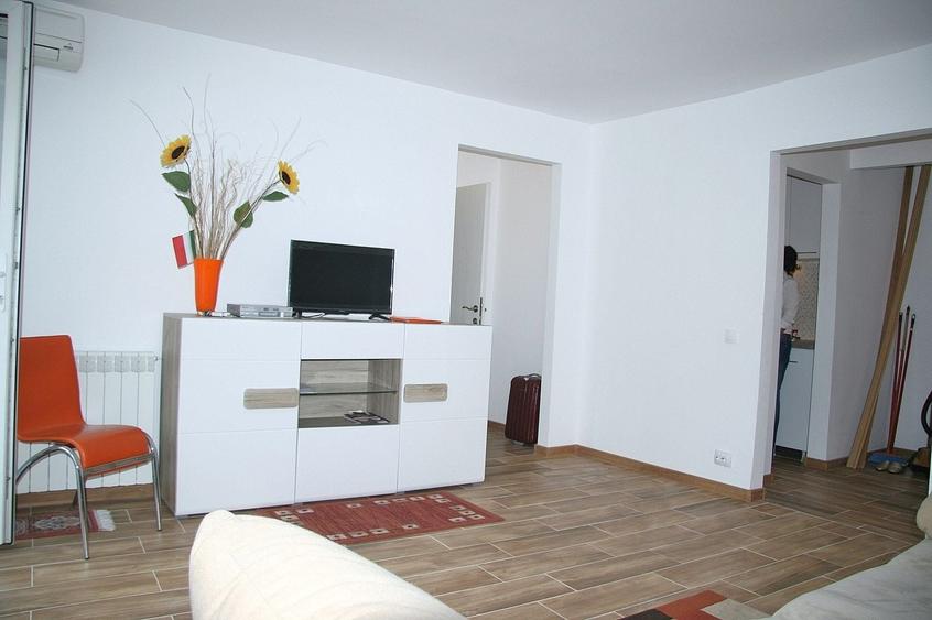 Apartament cu 2 camere semidecomandat, mobilat în Centrul Civic