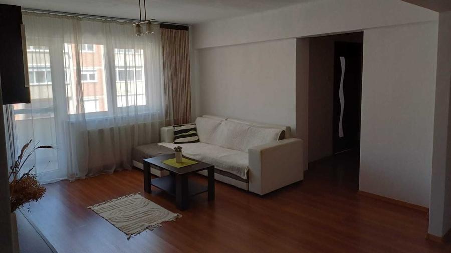 Apartament cu 3 camere semidecomandat în Central