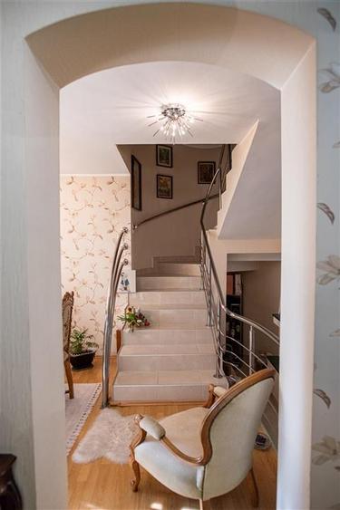 Casă cu 5 camere cu Teren 1229 Mp în Rontău