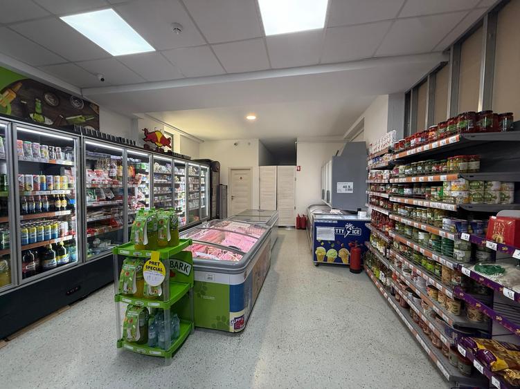 Spațiu comercial, de 204.30000305176 mp, în Far