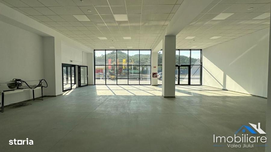 Spațiu comercial, de 550 mp, în Petros