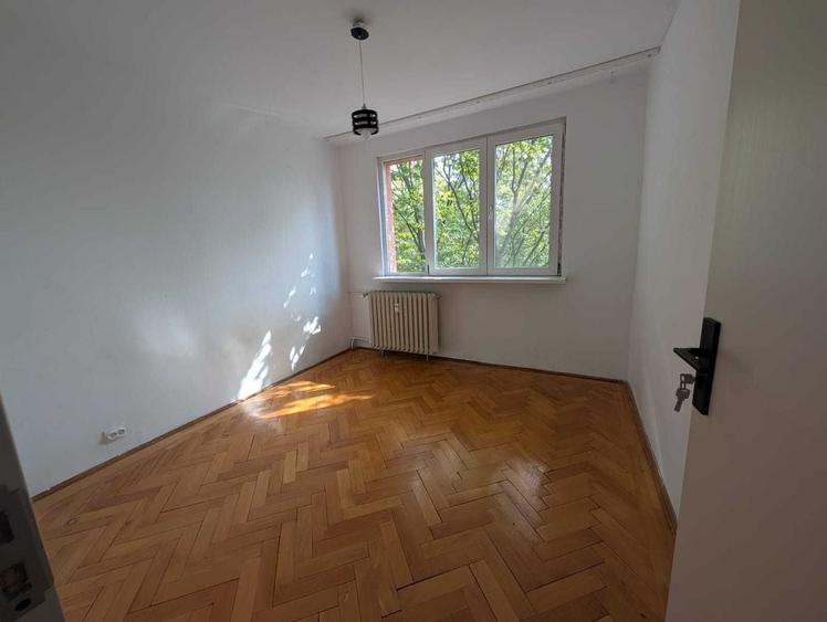 Apartament cu 4 camere decomandat în Rahova