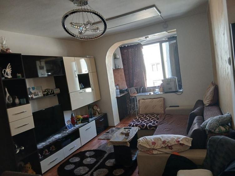 Apartament cu 3 camere semidecomandat în Central