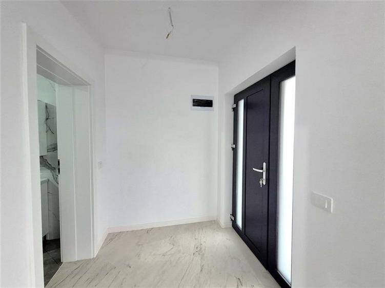 Apartament cu 4 camere decomandat în Lețcani