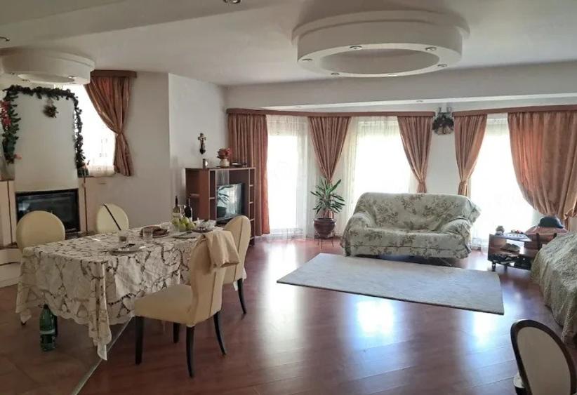 Casă individuală cu 5 camere cu Teren 500 Mp în Roșu