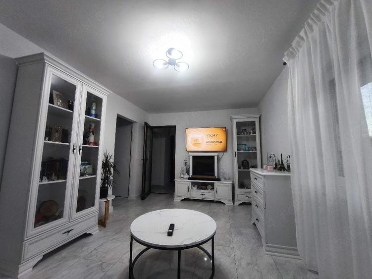 Apartament cu 3 camere semidecomandat în IAR
