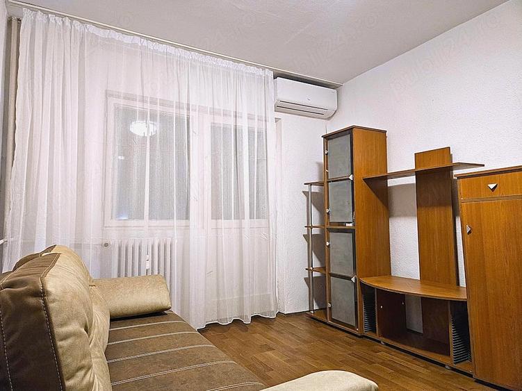Garsonieră decomandată în Intim