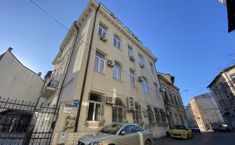 Birou, de 878 mp, în Universitate