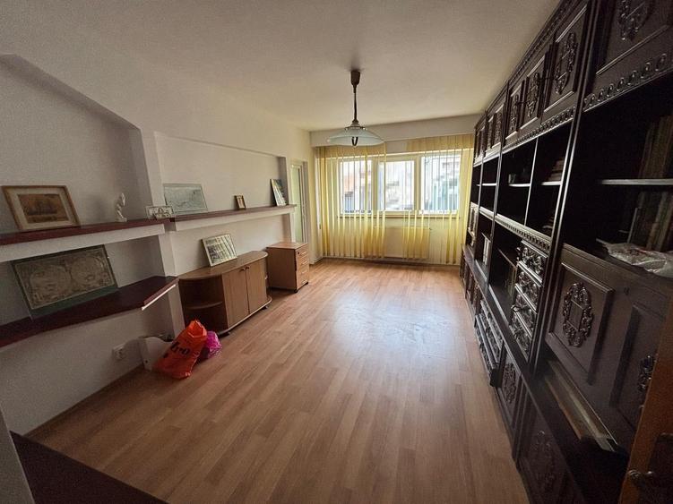 Apartament cu 4 camere decomandat în Republicii