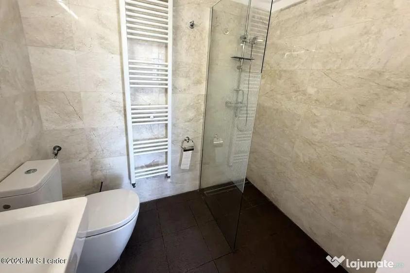 Apartament cu 6 camere decomandat în Polonă