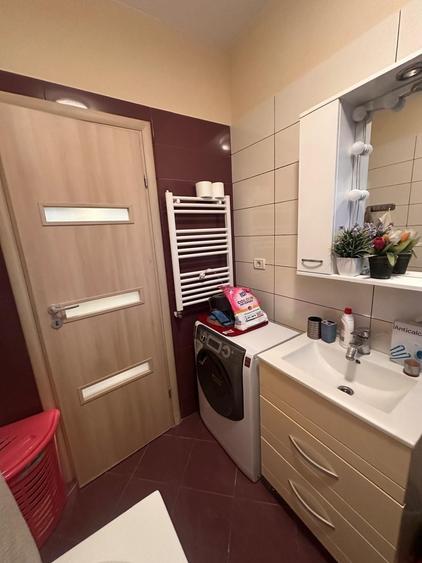 Apartament cu 3 camere semidecomandat în Fundeni