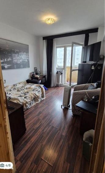 Apartament cu 4 camere semidecomandat în Crângași