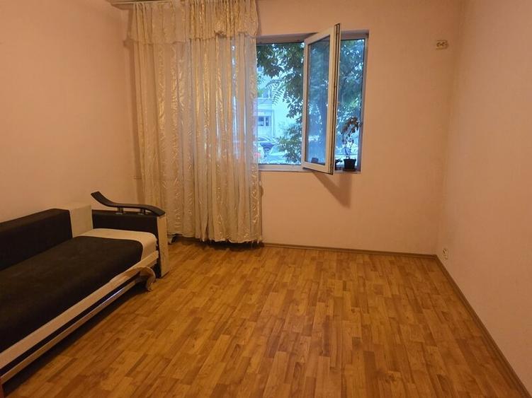 Apartament cu 3 camere decomandat în Dristor