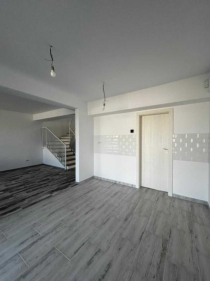 Casă cu 3 camere cu Teren 55 Mp în Exterior Vest