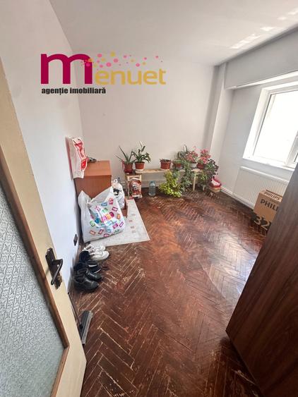 Apartament cu 4 camere decomandat în Central