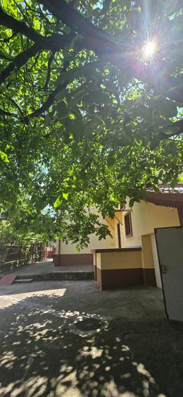 Casă individuală cu 7 camere cu Canalizare în Central