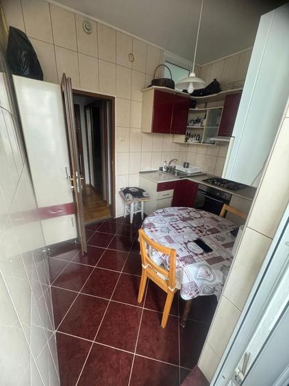 Apartament cu 3 camere semidecomandat, mobilat în Peninsula