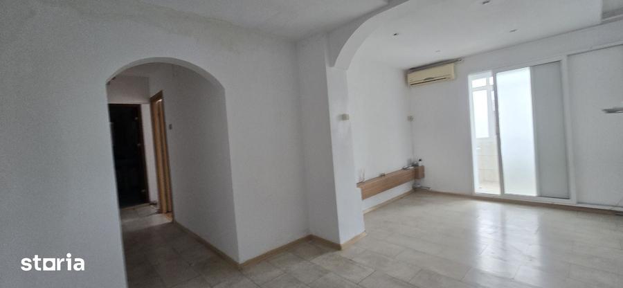 Apartament cu 3 camere în Micro 6