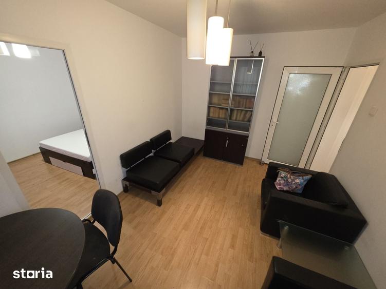 Apartament cu 3 camere semidecomandat în Inel II