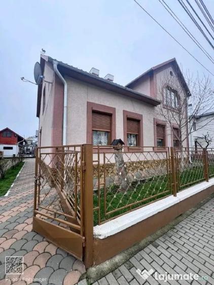 Casă cu 8 camere cu Teren 700 Mp în Rădăuți