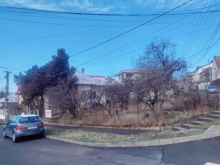 Casă cu 4 camere în Dâmbul Rotund
