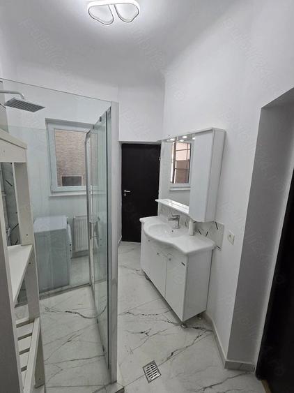 Apartament cu 4 camere decomandat în Victoriei