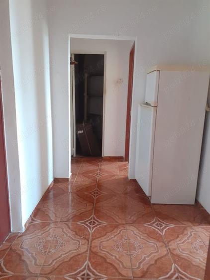 Apartament cu 3 camere semidecomandat în Sulina