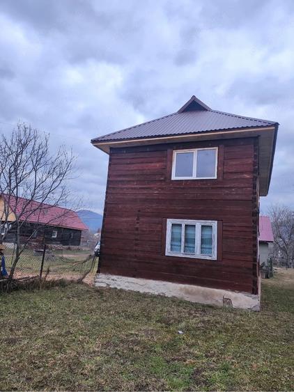 Casă cu 4 camere cu Teren 10 Mp în Lăpuș