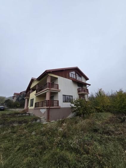 Casă individuală cu 8 camere cu Teren 961 Mp în Fântânele (Hemeiuș)