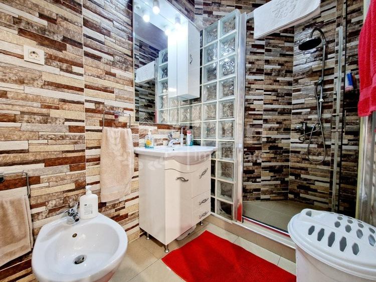 Apartament cu 3 camere semidecomandat, mobilat în Central