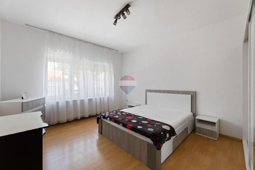 Apartament cu 3 camere decomandat, mobilat în Intim