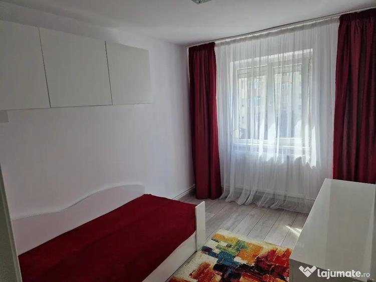 Apartament cu 3 camere semidecomandat în Central
