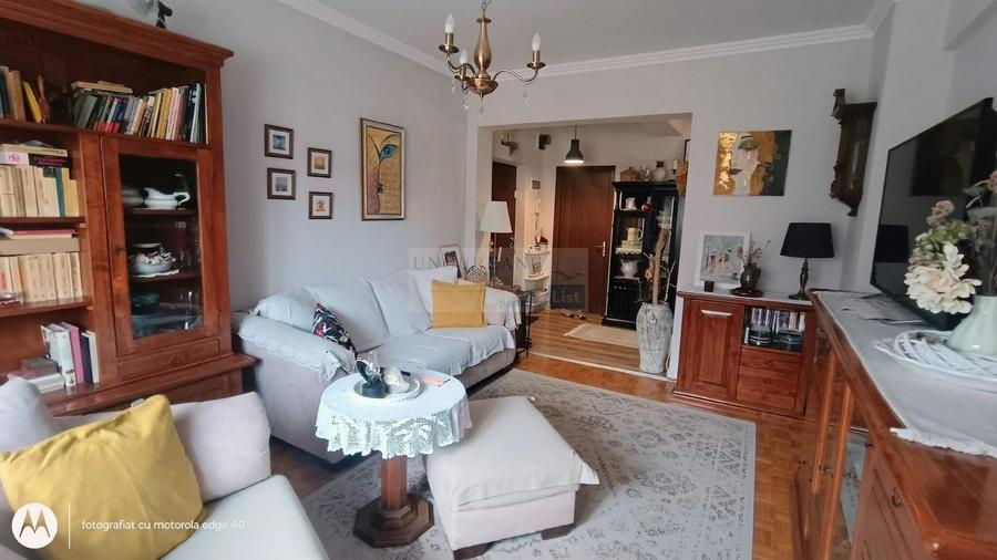 Apartament cu 3 camere semidecomandat, mobilat în Central