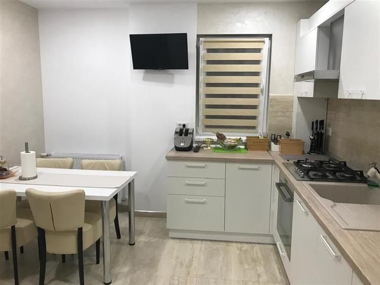 Apartament cu 3 camere decomandat, mobilat în Sud
