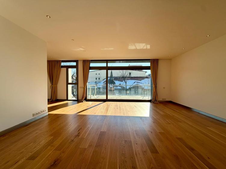 Apartament cu 4 camere decomandat în Kiseleff