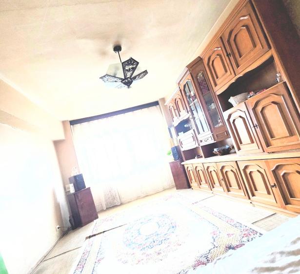 Apartament cu 3 camere semidecomandat în Păcii